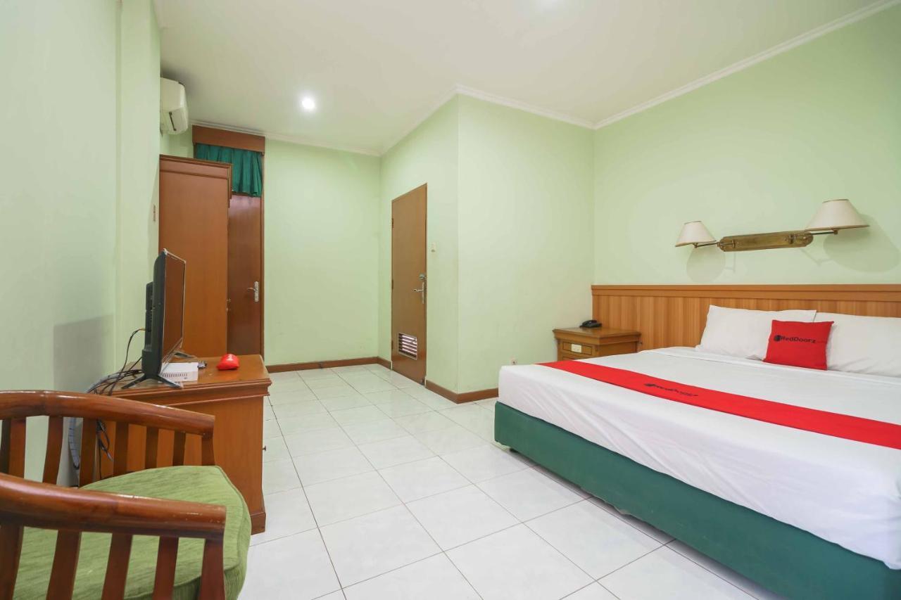 RedDoorz Plus near Kemang Raya Hotel Jakarta Bagian luar foto