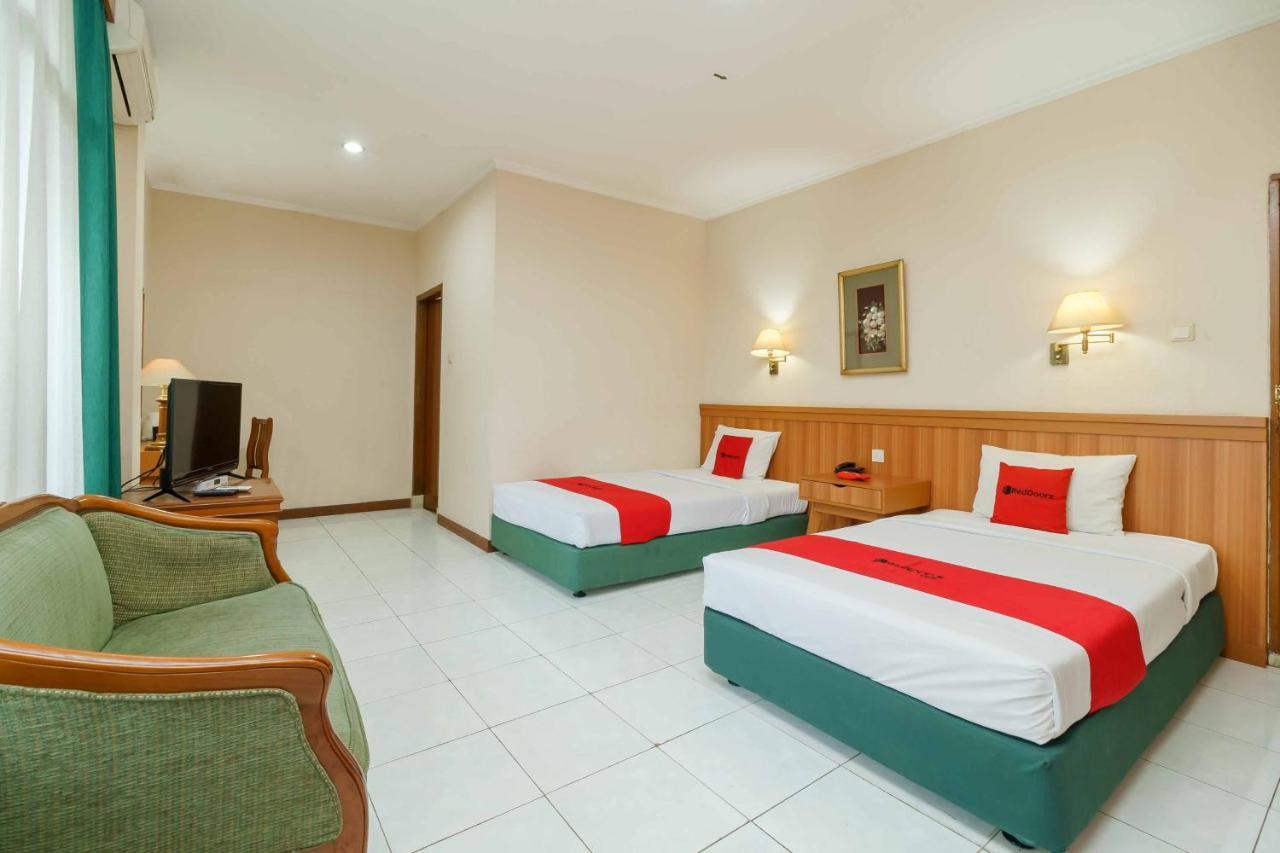 RedDoorz Plus near Kemang Raya Hotel Jakarta Bagian luar foto