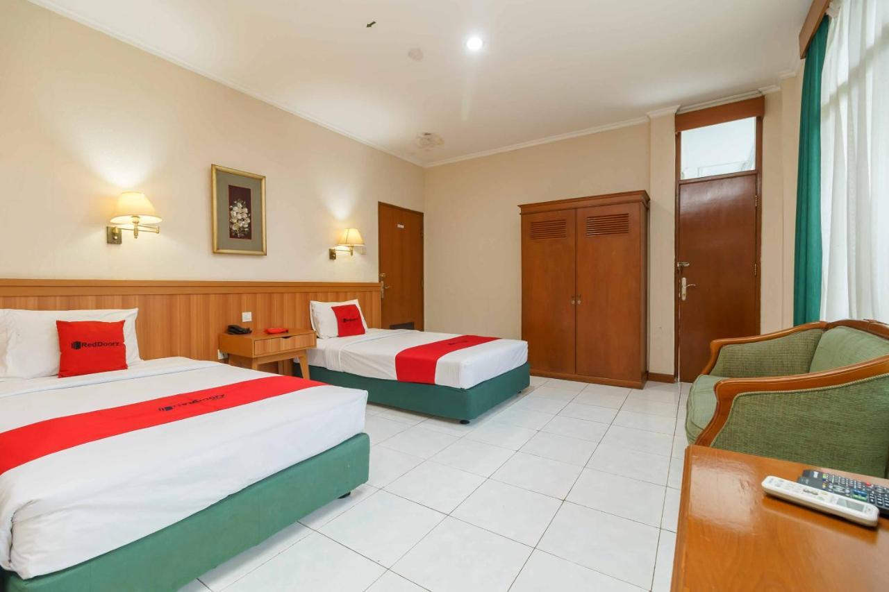 RedDoorz Plus near Kemang Raya Hotel Jakarta Bagian luar foto